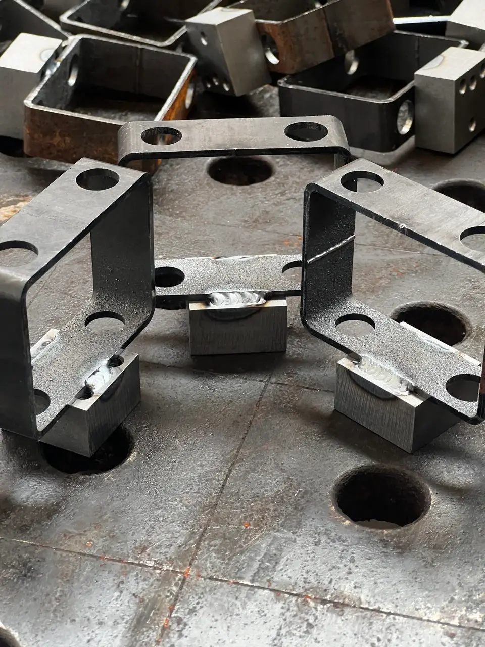 Finitura saldatura manuale su pezzo meccanico